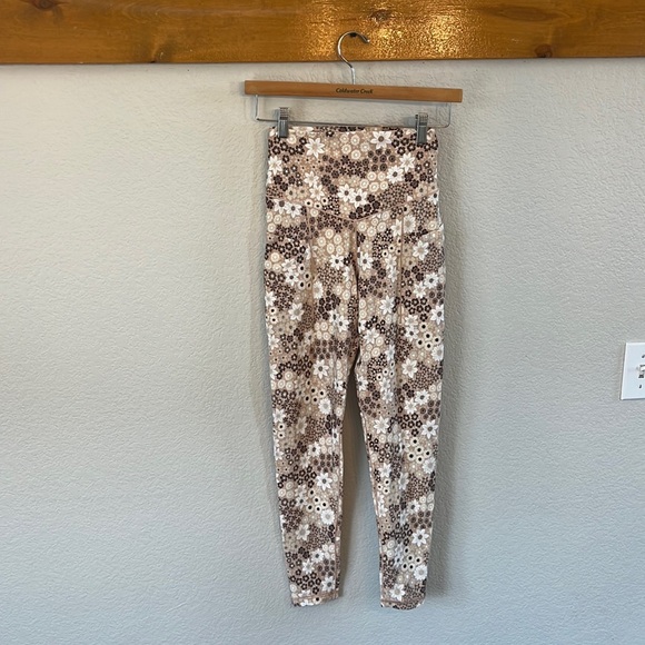 Offline by Aerie Pant Leggings Neutral Floral Yoga size medium - Picture 3 of 12